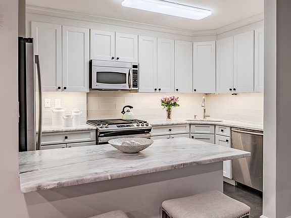 4th image of 15 W 72nd St APT 5A