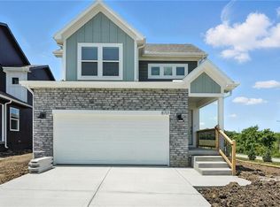 8701 SW Edgewater Dr, Blue Springs, MO 64064