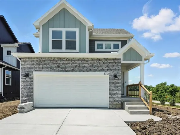 8701 SW Edgewater Dr, Blue Springs, MO 64064