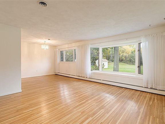 3rd image of 7 Brasser Dr
