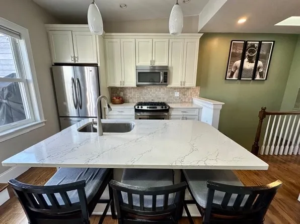 180 W 7th St #3, South Boston, MA 02127