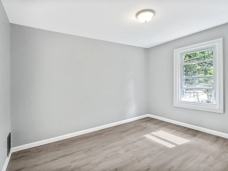 6 Bush Ave — Photo 11