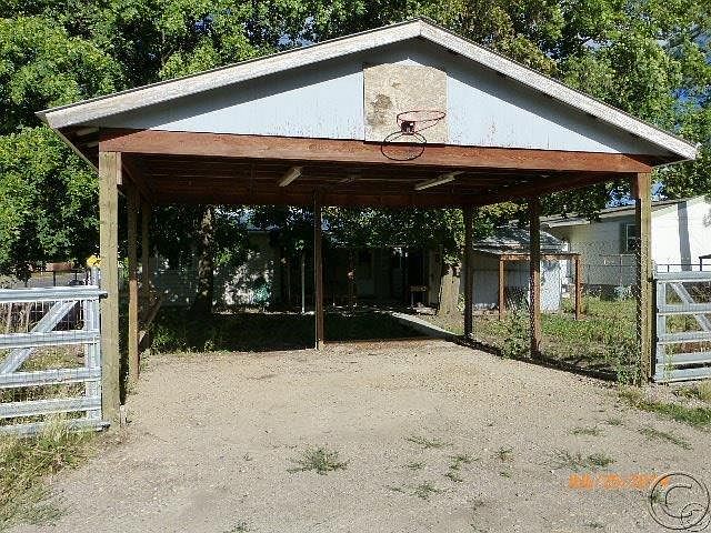 2nd image of 401 Maple St