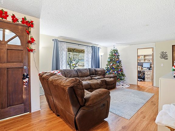 4th image of 2578 NE Morlan Ave