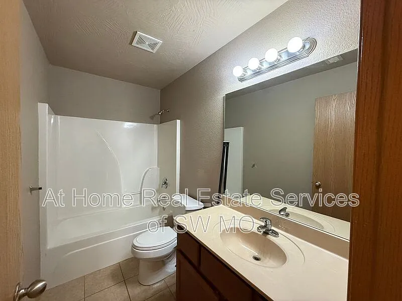 3 bed, 2.0 bath, 1125 sqft, $1,300 — Photo 4