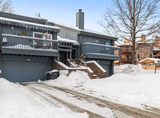 814 Kendall Ln, Lake Geneva, WI 53147