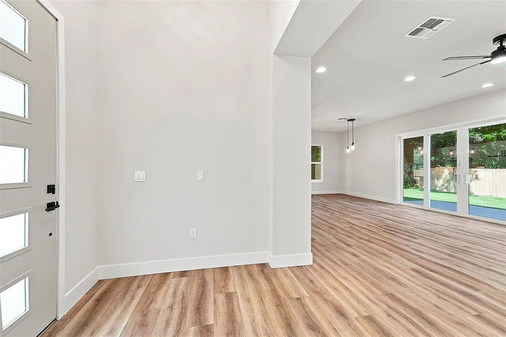 3 bed, 2.0 bath, 1242 sqft, $2,500 — Photo 3