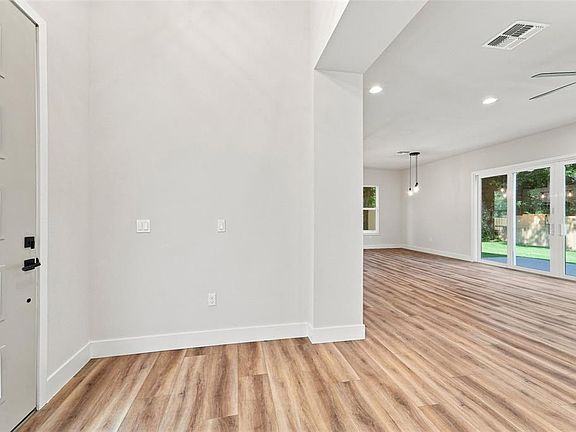 3rd image of 561 N Thompson Rd