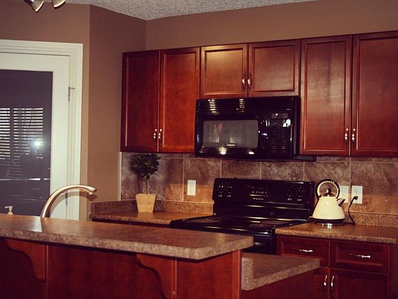 4th image of 8428 Sloane Cres NW