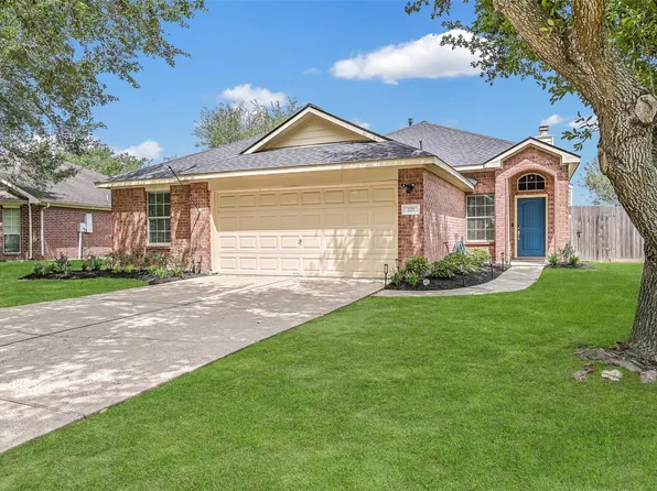 221 River Basin Ln, Dickinson, TX 77539