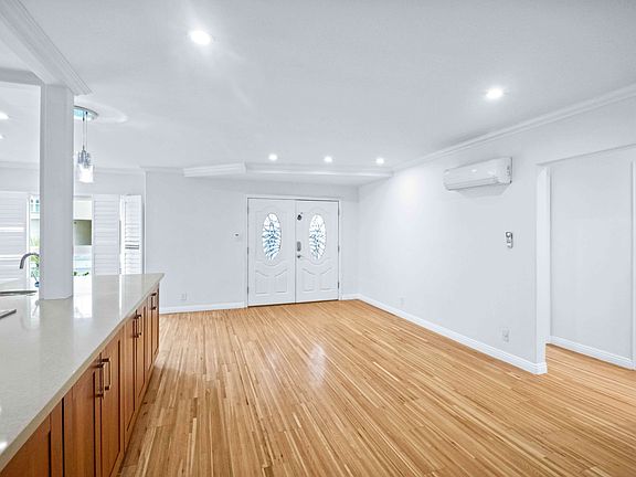 3rd image of 332 S Rexford Dr APT 1