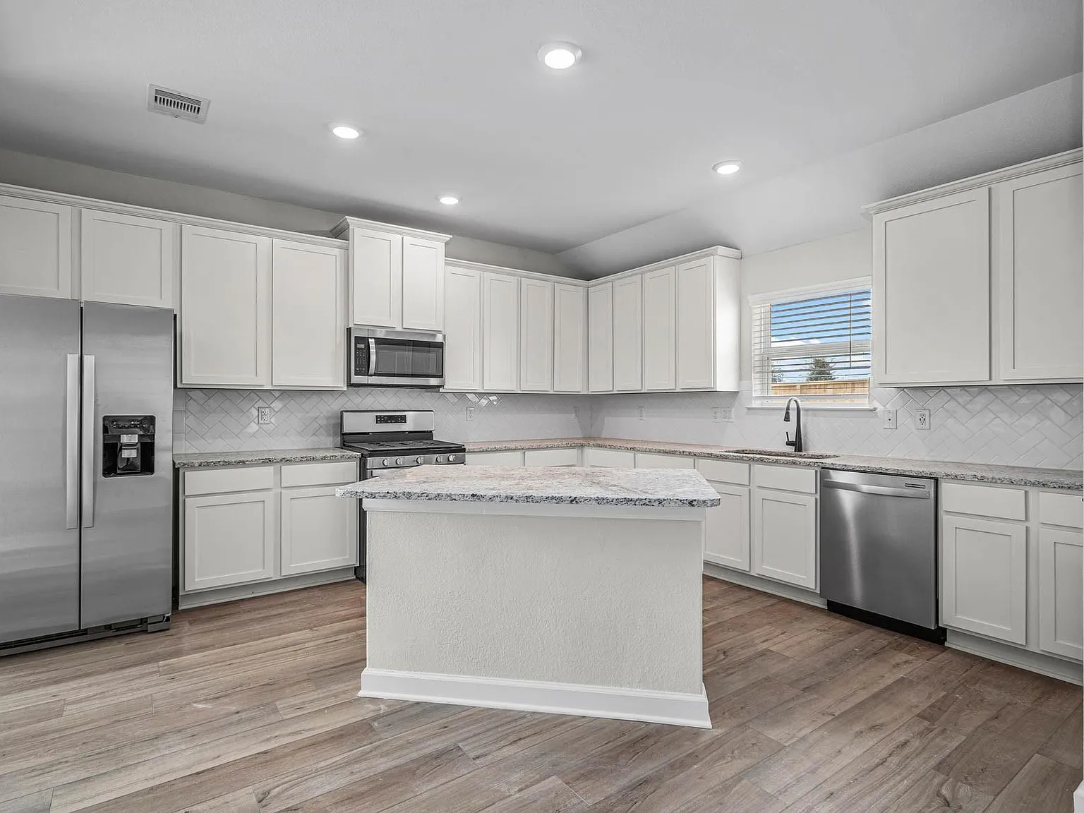 3 bed, 2.0 bath, 1850 sqft, $2,945 — Photo 4