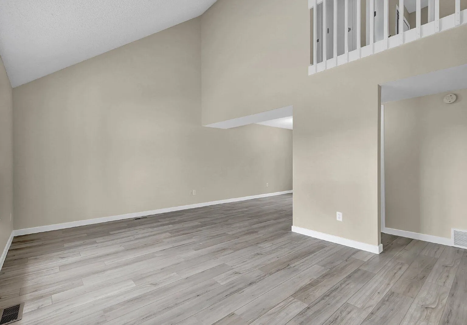 3 bed, 1.5 bath, 1604 sqft, $2,100 — Photo 3