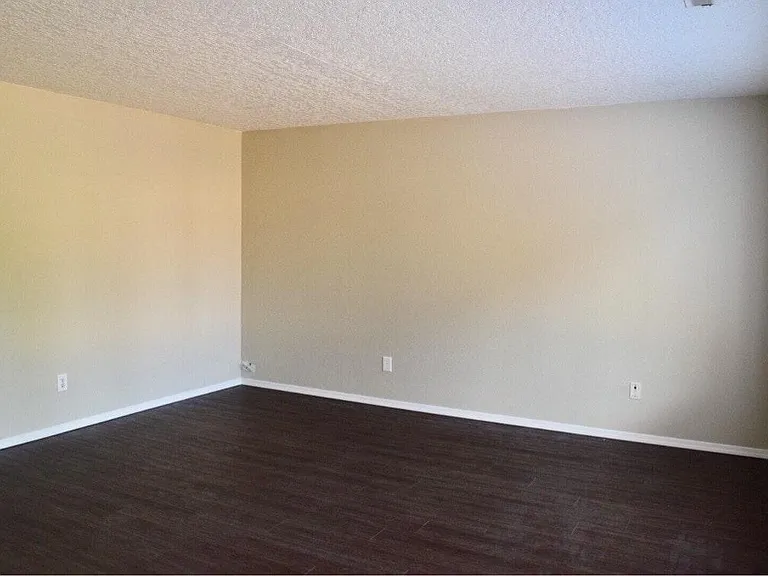 885 NE Scott Ct — Photo 4
