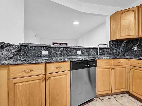 4th image of 1770 NE 191st St APT 600-1