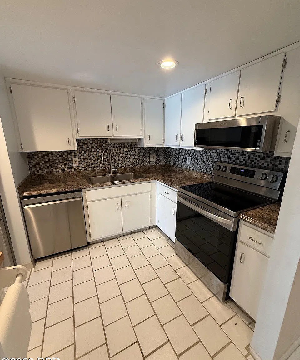 2 bed, 2.5 bath, 1252 sqft, $1,800 — Photo 2