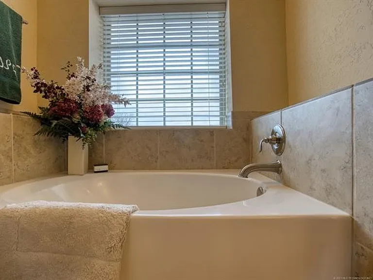 10724 Masters Cir — Photo 16