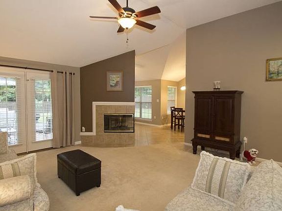 3rd image of 171 Village Dr