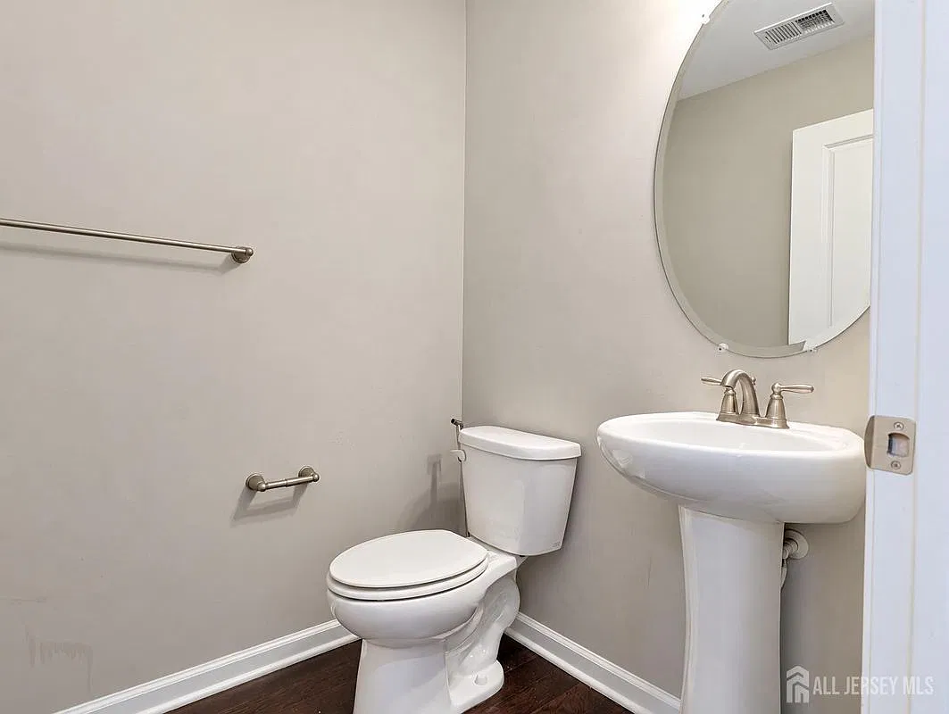 3 bed, 4.0 bath, 2210 sqft, $3,600 — Photo 4