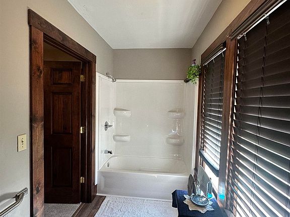 5th image of 632 W Main St