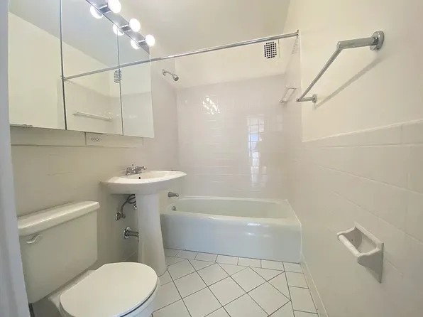 300 East 34th Street image 4 of 12