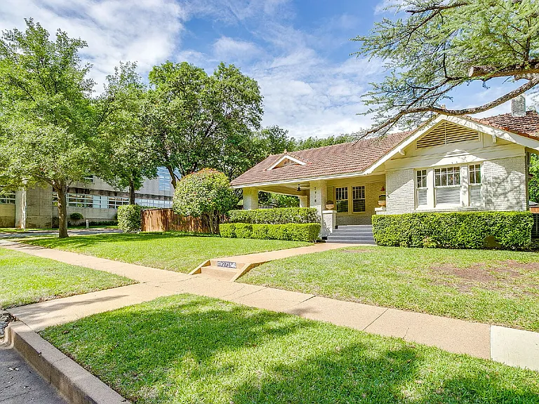 2718 Cockrell Ave — Photo 2