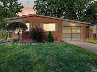 30772 J Carls St, Roseville, MI 48066
