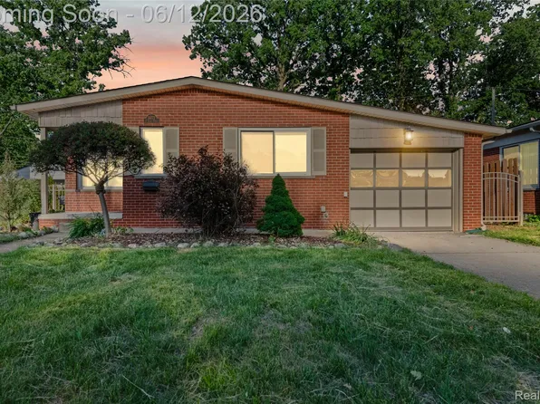 30772 J Carls St, Roseville, MI 48066