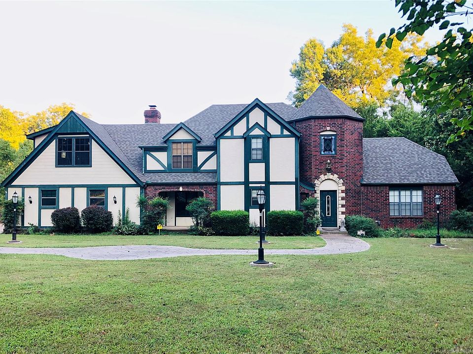 1st image of 2403 Parkwood Cir