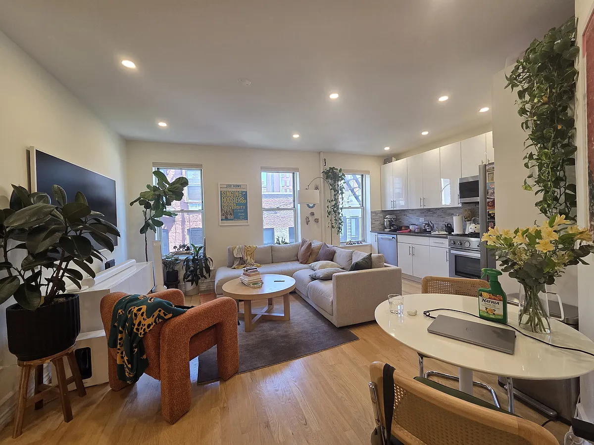 Building Photo - 233 W 21st St #6D