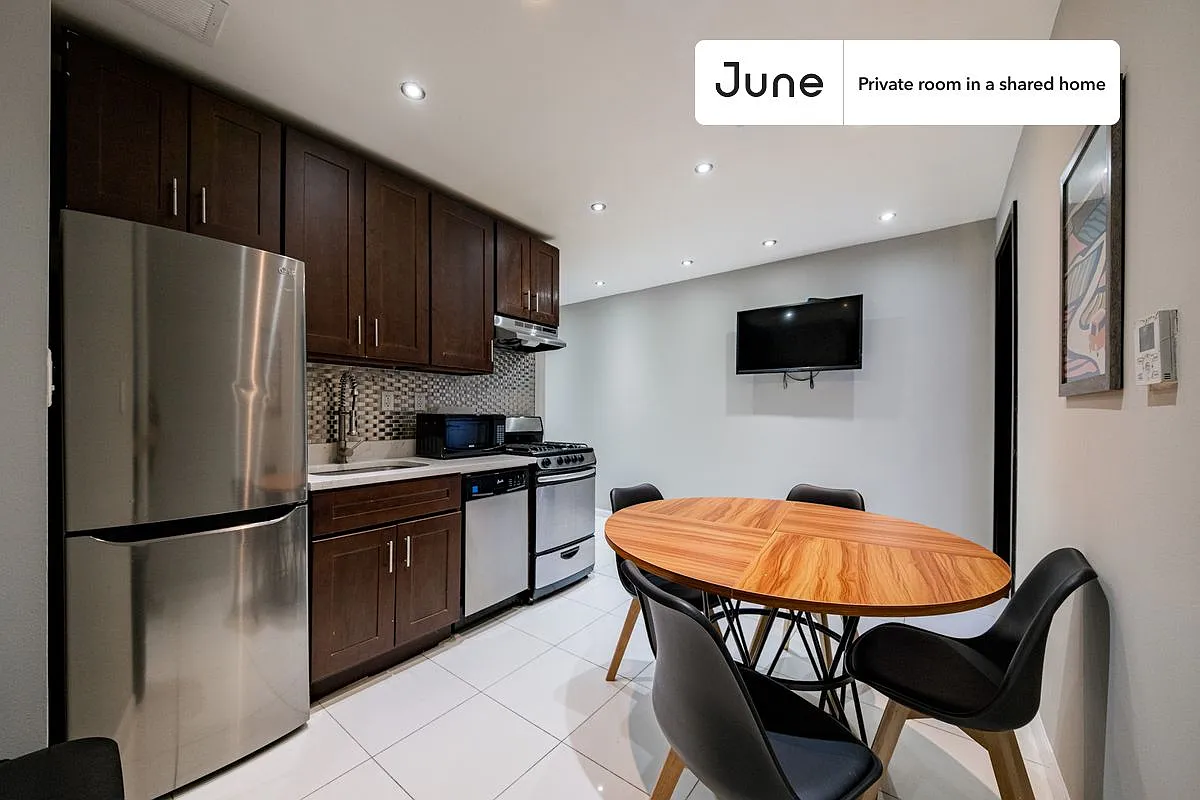 Full bedroom in 4 bed/2 bath home in Upper West Side #1827 C — Photo 3