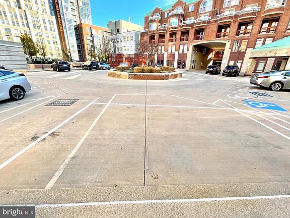 4th image of 24 Courthouse Sq APT 811