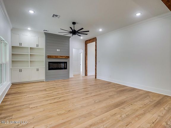 5th image of 5586 Diamondhead Dr E