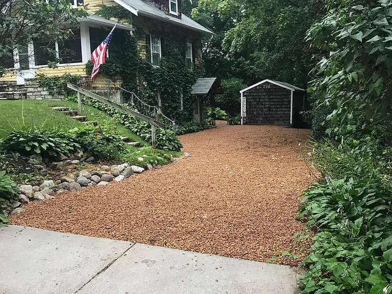 415 Gardner St E — Photo 17
