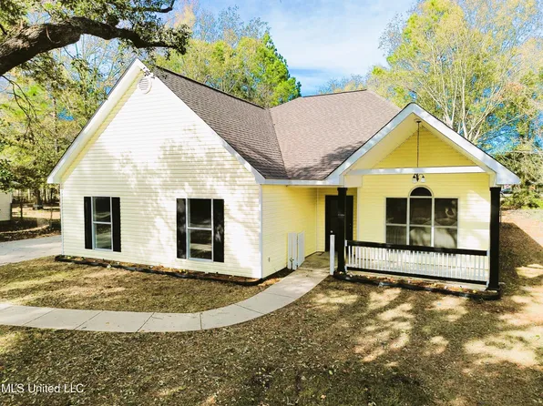 1304 Ryan St, Waveland, MS 39576