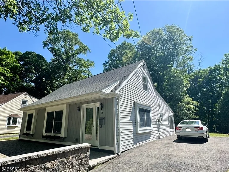 15 Nestro Rd — Photo 1