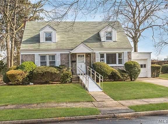 2nd image of 128 Elmwood St