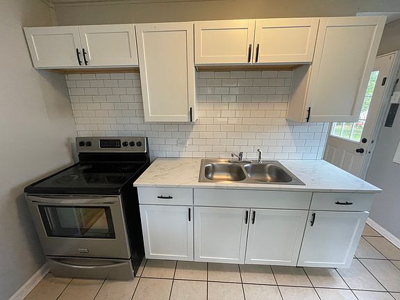 3rd image of 915 Marcellus Dr