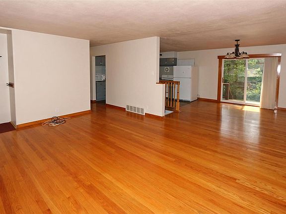 4th image of 8825 Fox Park Dr