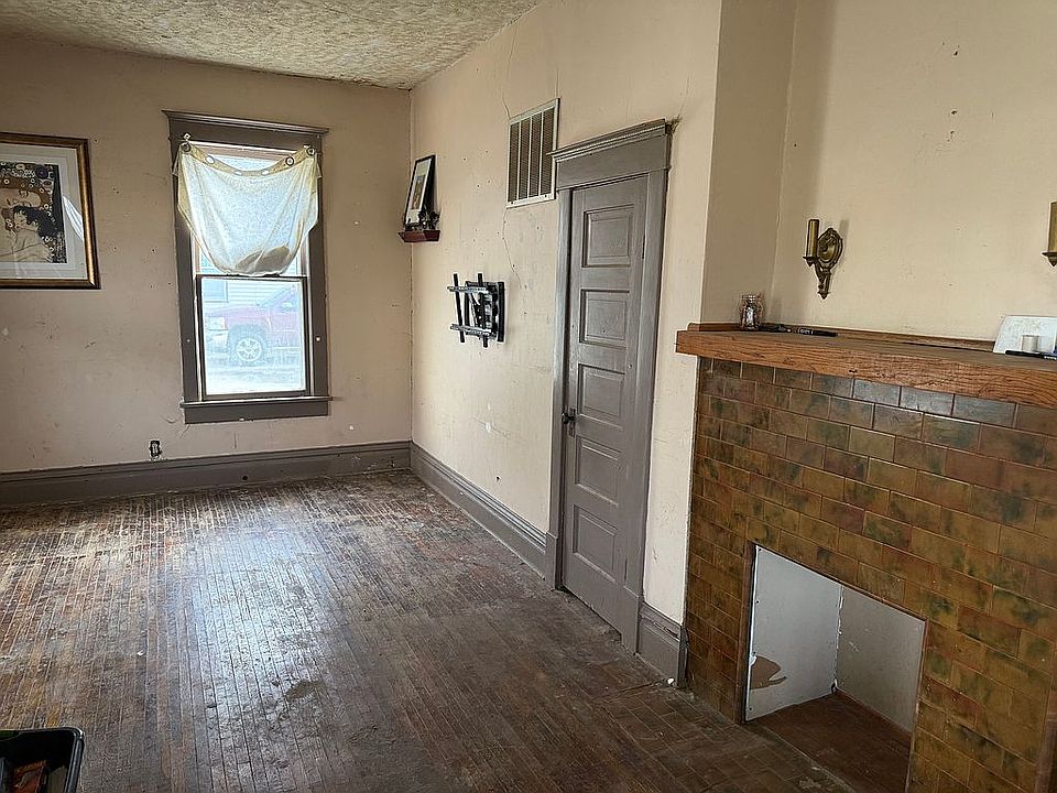 2nd image of 210 S G St