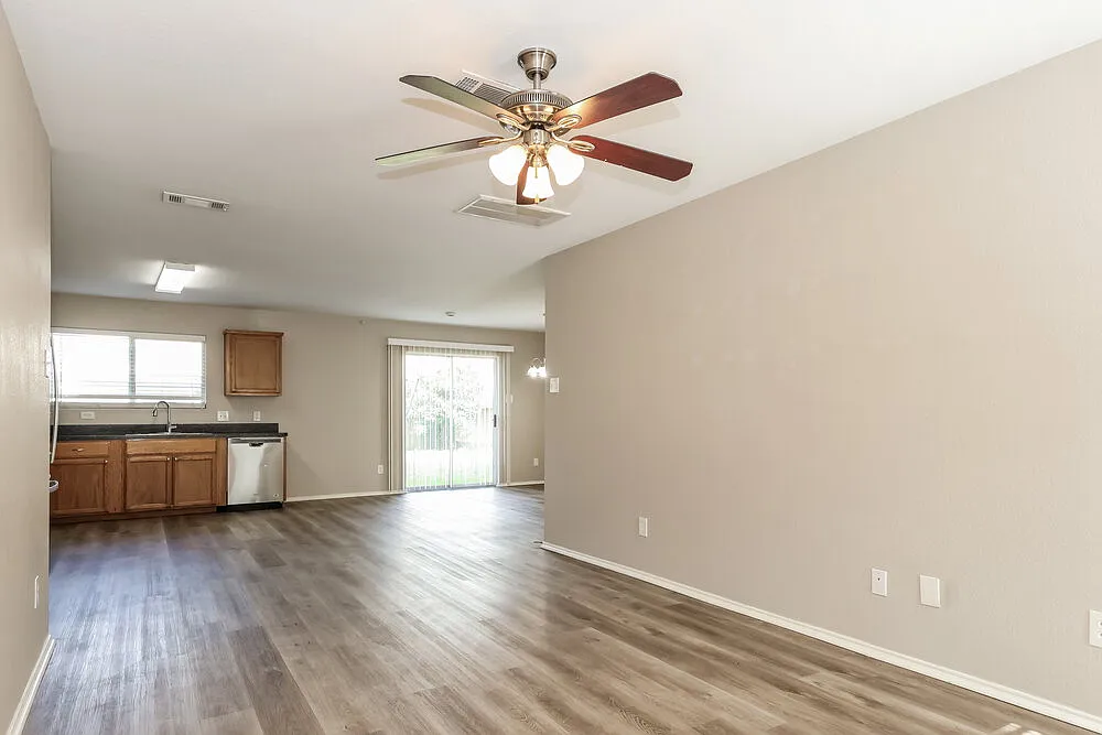 3 bed, 2.5 bath, 1816 sqft, $1,650 — Photo 4