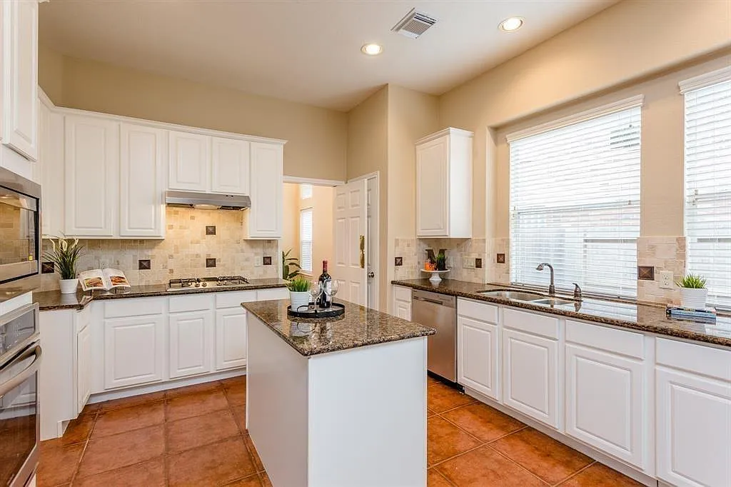 3 bed, 2.0 bath, 2466 sqft, $2,800 — Photo 3
