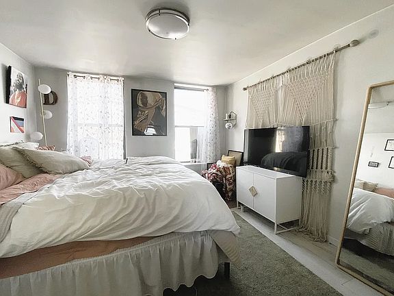 3rd image of 721 Henry St APT 3R