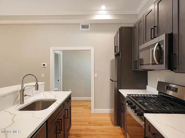 1 bed, 700 sqft, $3,150 — Photo 3