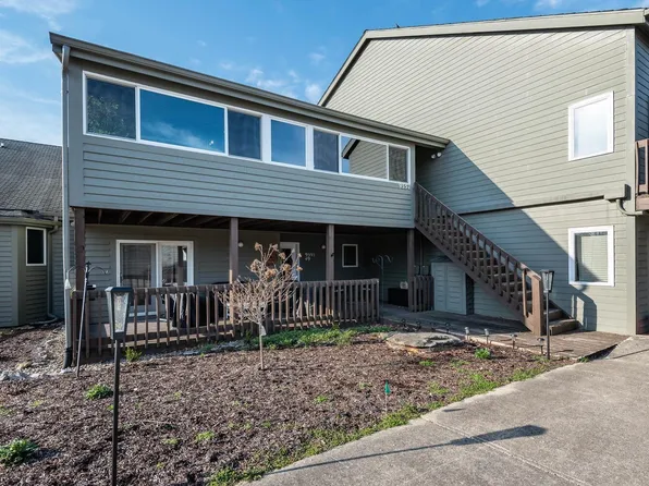 9551 S Harbour Pointe Dr, Bloomington, IN 47401