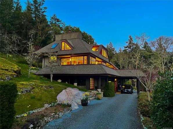 8242 Thomson Pl, Central Saanich, BC V8M 1S1