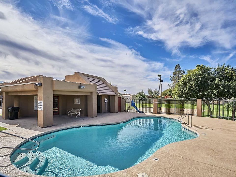 Loma Villa - Pool and Clubhouse