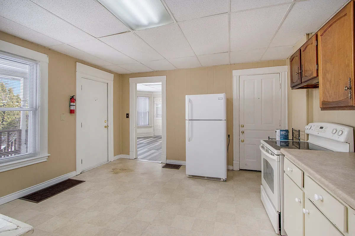 Photo 2 of 8 - 2032 S Burdick St #1 - Kalamazoo, MI Building Photo - 2032 S Burdick St #1