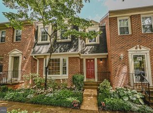 10135 Village Knolls Ct, Oakton, VA 22124