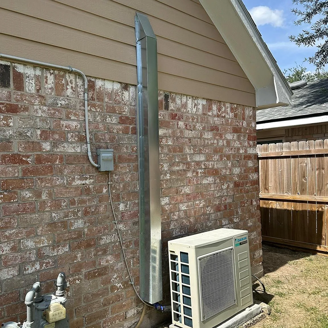 4 bed, 2.0 bath, 2042 sqft, $2,300 — Photo 3